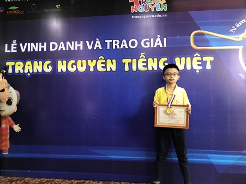 Học sinh Nguyễn Xuân Hùng lớp 4A7 tham gia thi trạng nguyên Tiếng Việt cấp quốc gia ạ và xuất sắc đạt giải nhì